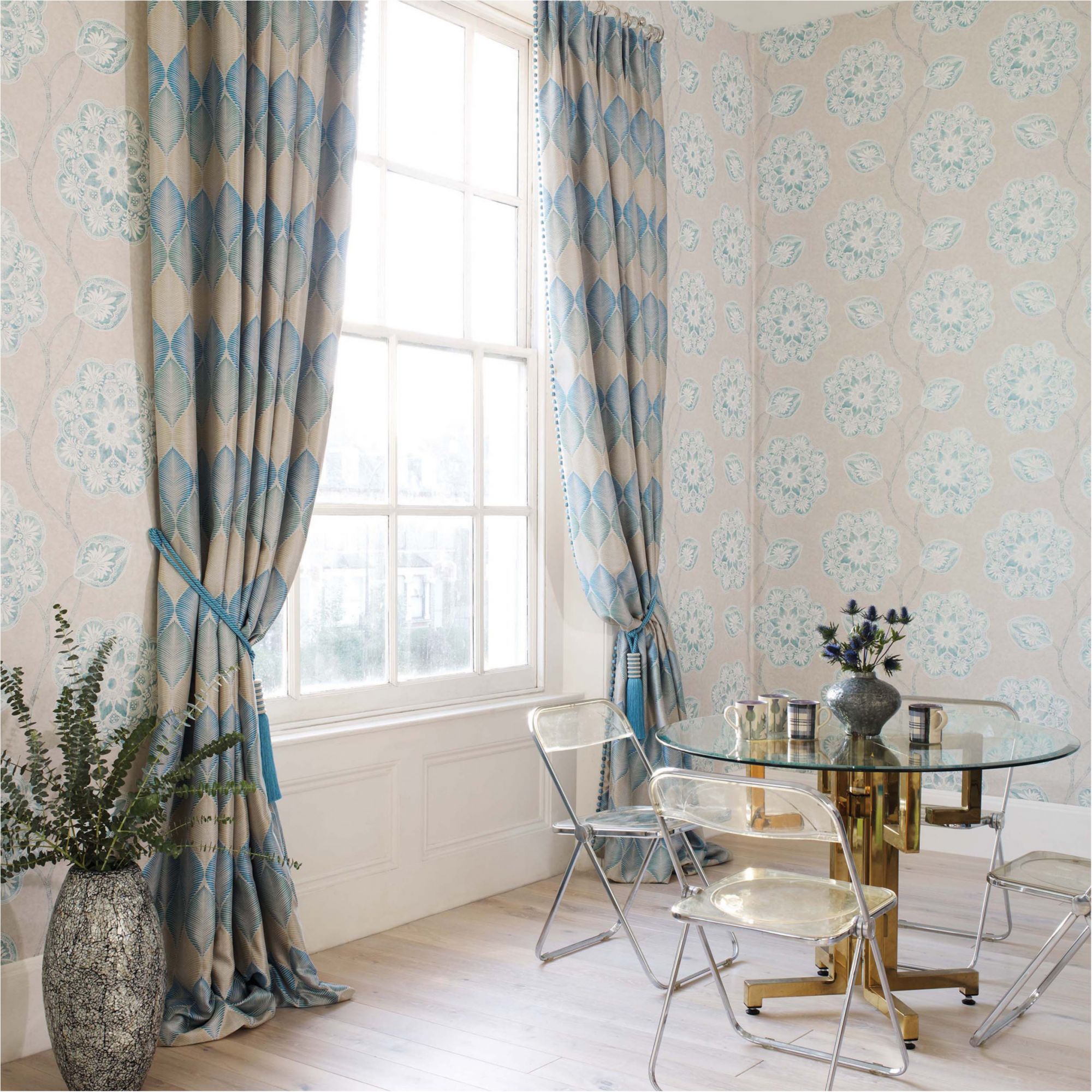 Inspiration 8 - Curtains with tiebacks