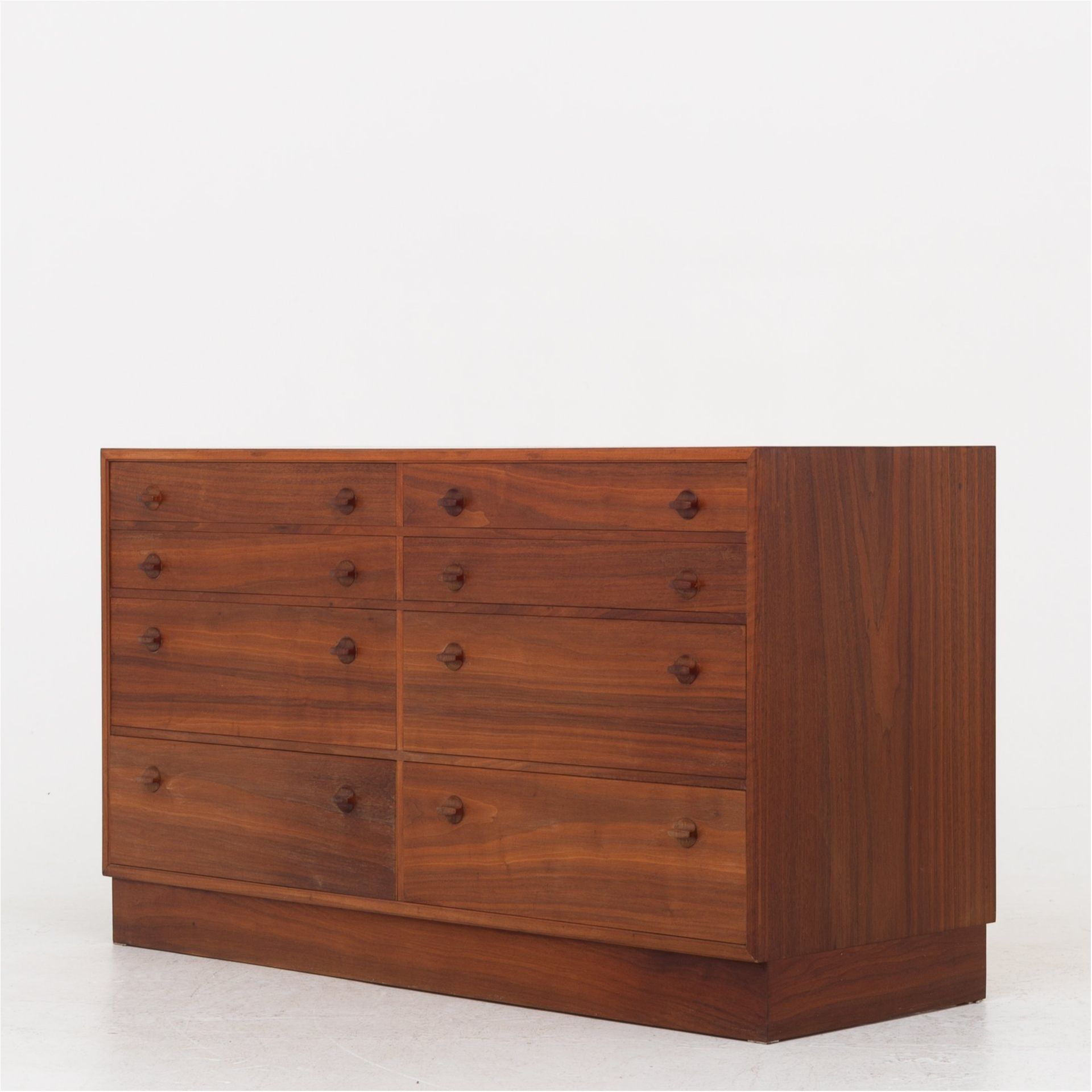 Chest of drawers in walnut