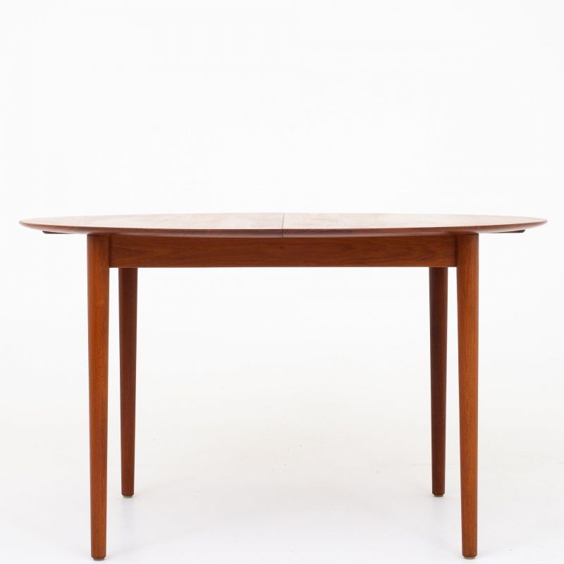 Dining table in teak