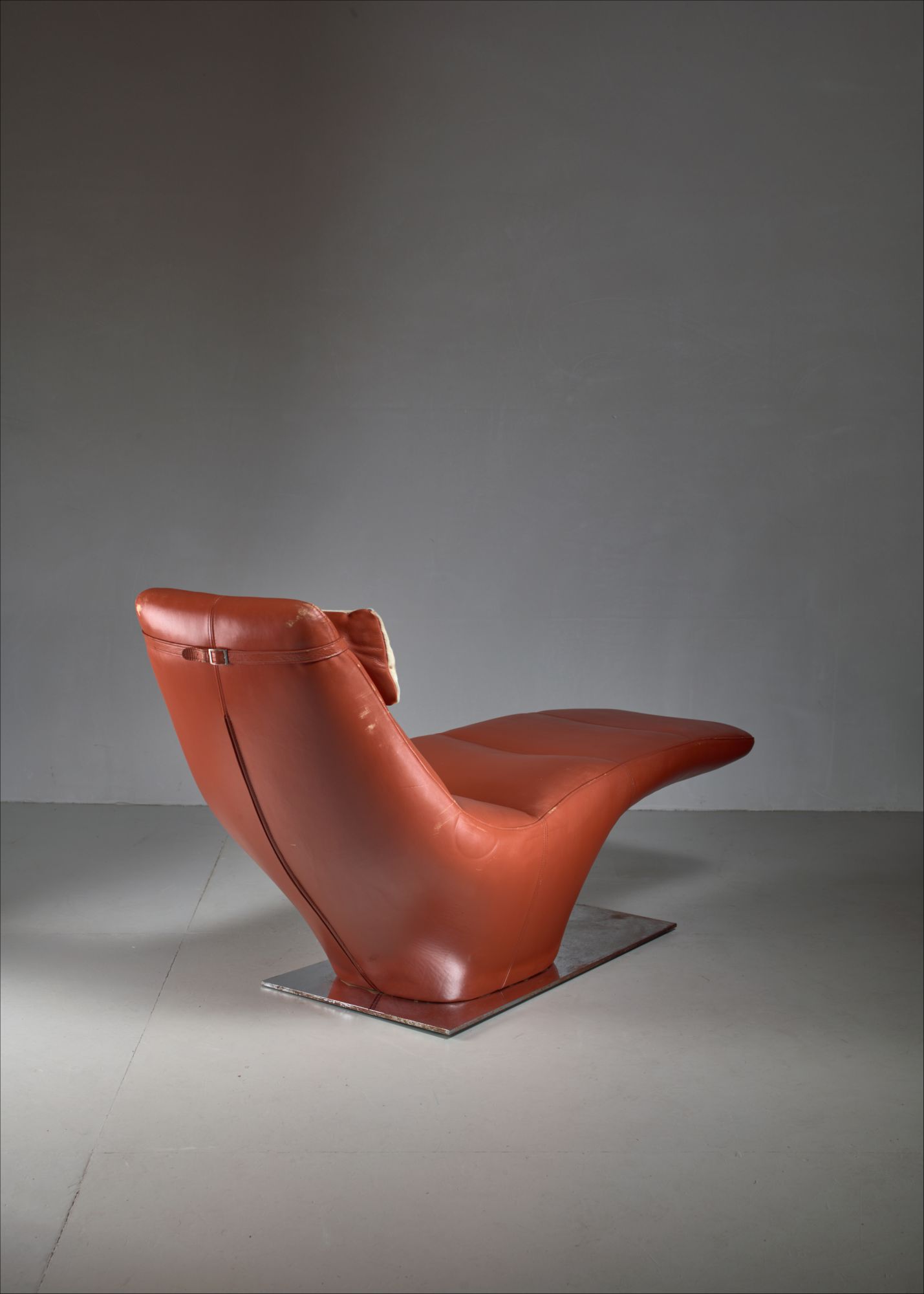 Leather Chaise Longue With Cowhide Pillow 1960s