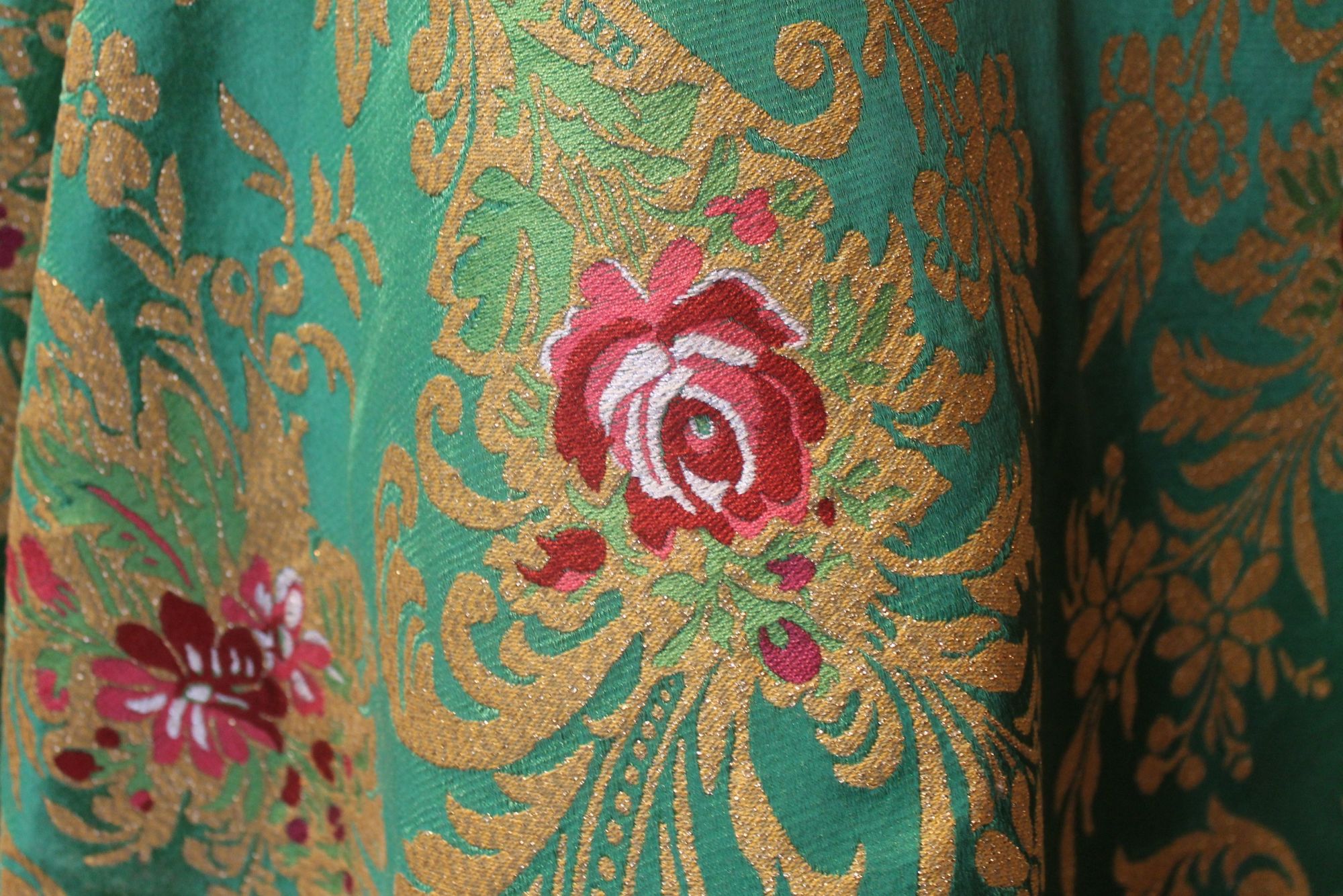 1 Mètres Argent Floral Raide Brocade Fabric 45" Wide NEW EN STOCK £ 5.99 