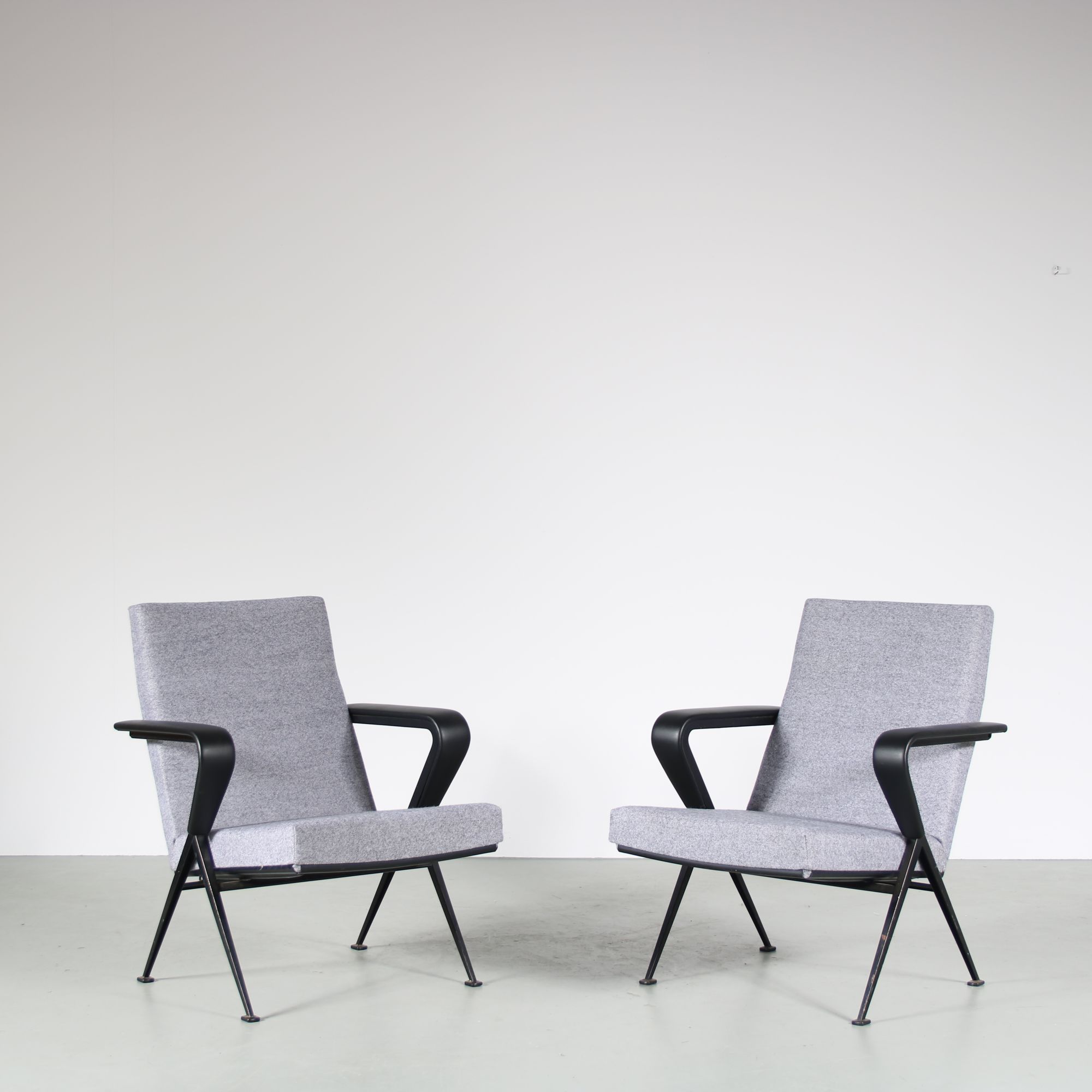 Amerikaans voetbal Gevaar buis 1960s Pair of “Repose” Chairs by Friso Kramer for Ahrend de Cirkel,  Netherlands